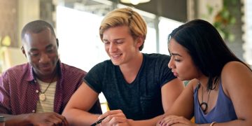 Navigate the US College Application Process in 2025: A Step-by-Step Guide - Cover Image