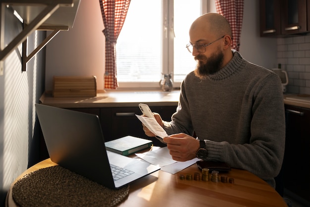 Maximize Savings in 2025: Top 3 Personal Finance Tips for US Residents