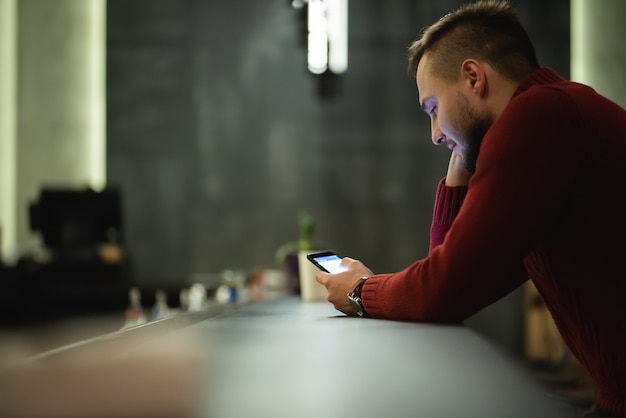 A person receiving a notification on their smartphone from their bank, alerting them of a suspicious transaction, emphasizing the importance of setting up account alerts.