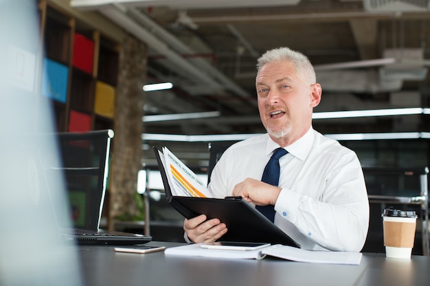Tax-Advantaged Investing: Maximize 401(k) & IRA Returns in 2025