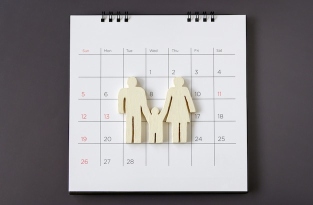 A calendar marked with important dates for parental leave, showing a family silhouette.
