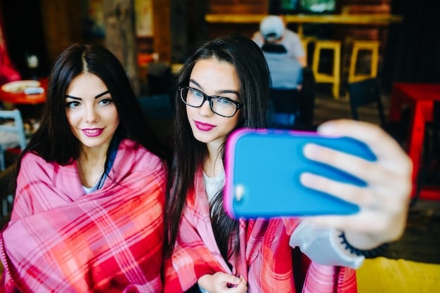 A screenshot montage showing popular TikTok trends, Instagram fan pages, and Twitter discussions related to trending university romance doramas among Mexican students.